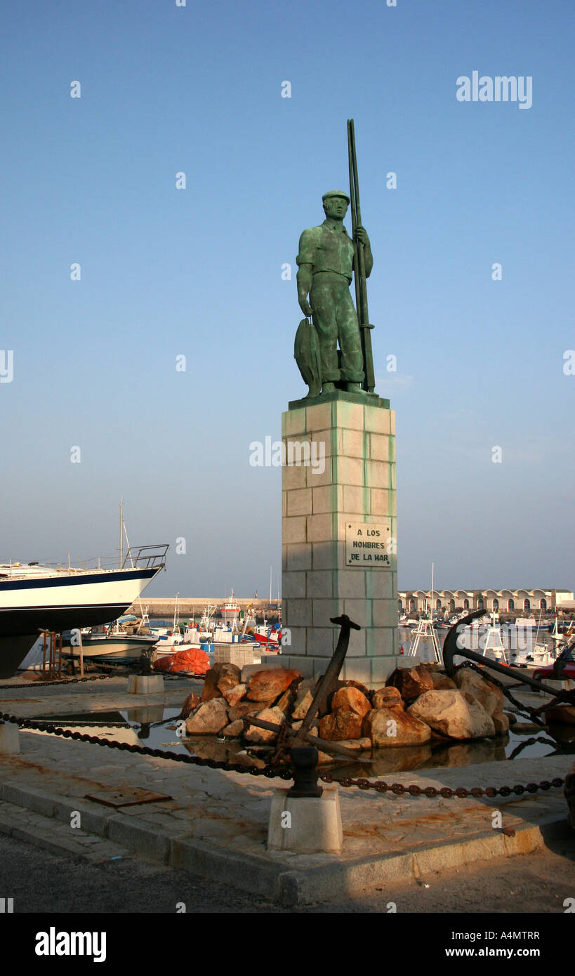 Tarifa, Denkmal für die Männer des Meeres (A Los Hombres De La Mar) bei Tarifa Habor Stockfoto
