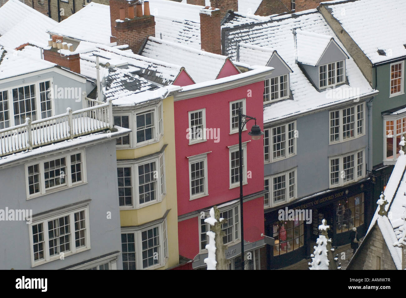 Die bunten Fassaden der High Street in Oxford im Schnee Stockfoto