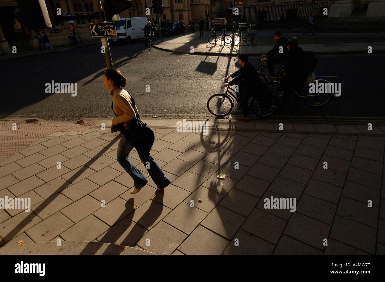 Ein Student eilt zu Vorlesungen, wie die Sonne aufgeht in Oxford Stockfoto