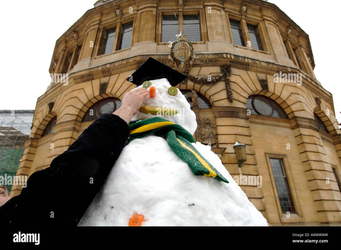 Studenten bauen einen Schneemann auf dem Gelände des Sheldonian Theatre Oxford Stockfoto