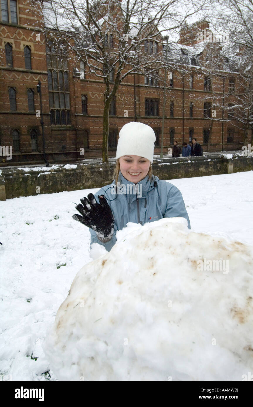 Ein Student in Erdwissenschaften baut einen Schneemann, außerhalb der Universität Museum, Oxford Stockfoto