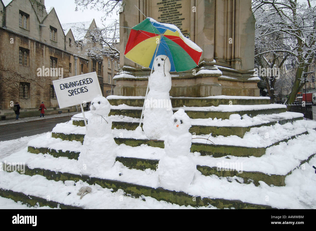 Mehreren Schneemänner auf den Stufen des Martyrs Memorial in Oxford Stockfoto