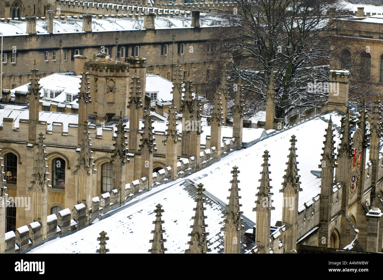 Türme in Oxford im Schnee gehören sie zu All Souls College. Stockfoto