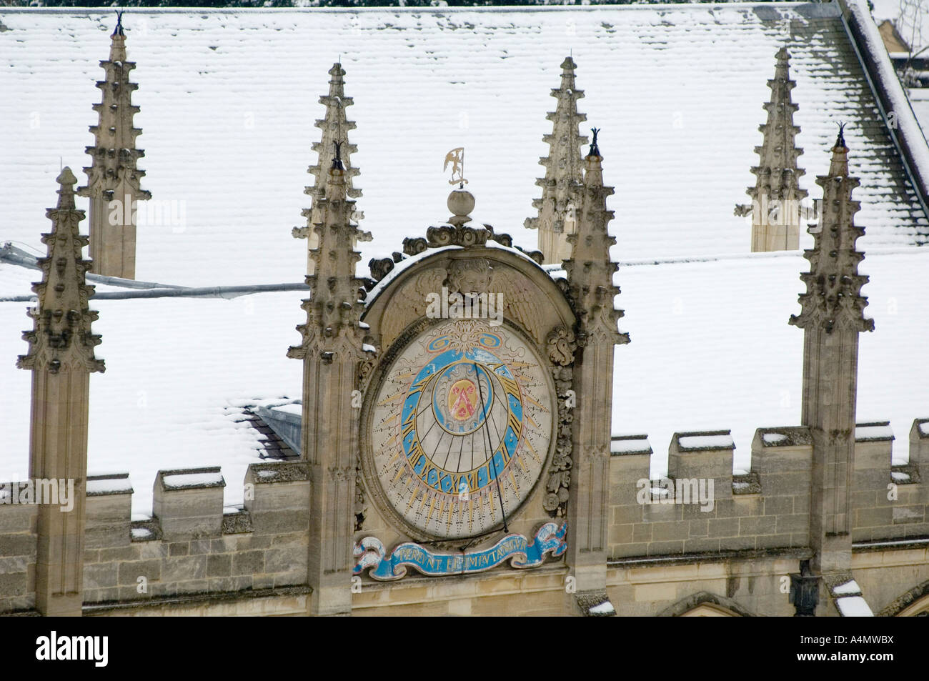 Die Sonnenuhr im All Souls College in Oxford im Schnee Stockfoto