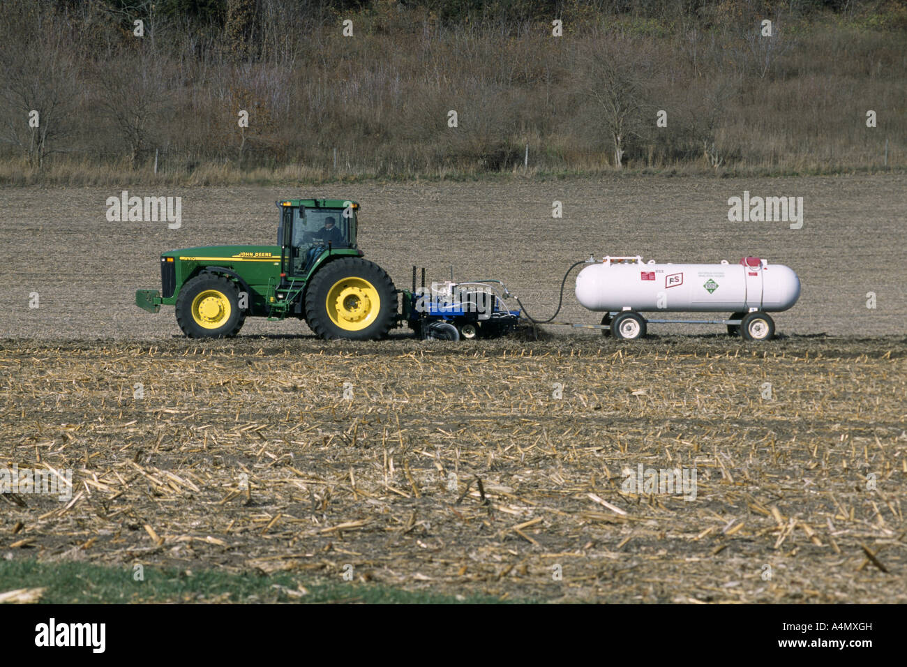 JOHN DEER 8410 TRAKTOR BOURGAULT SPRAYER/CASE 5140 RETECTANCE SENSOR DÜNGER, SOJA STOPPELN ZU MAIS GEPFLANZT WERDEN / IOWA Stockfoto