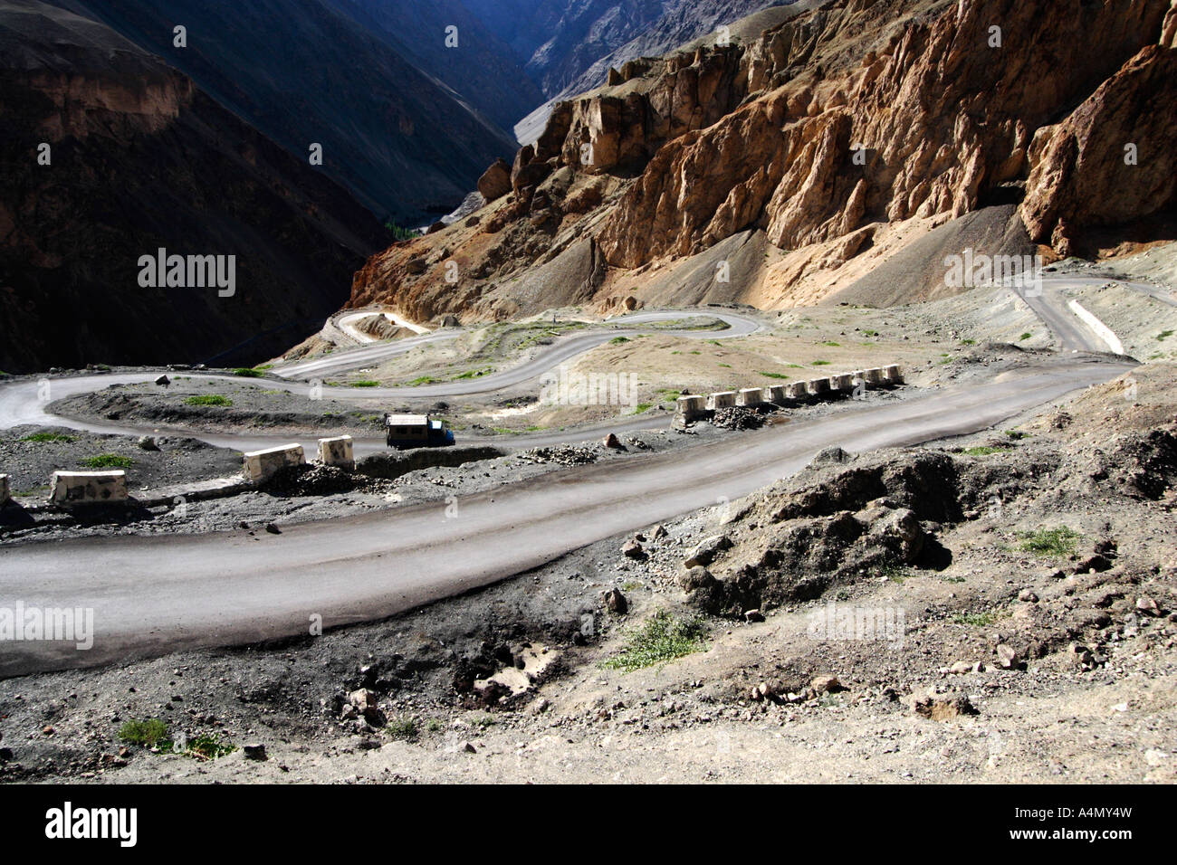 Kurvenreiche Straße in Ladakh, Indien Stockfoto