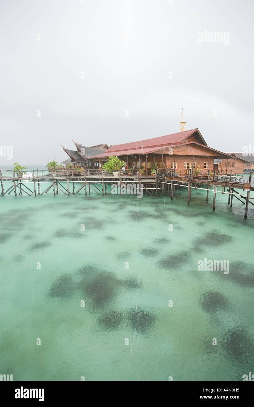 Schwimmendes Hotel Malaysia Borneo Sabah Semporna Sipadan Kapalai Resort in Regen Stockfoto