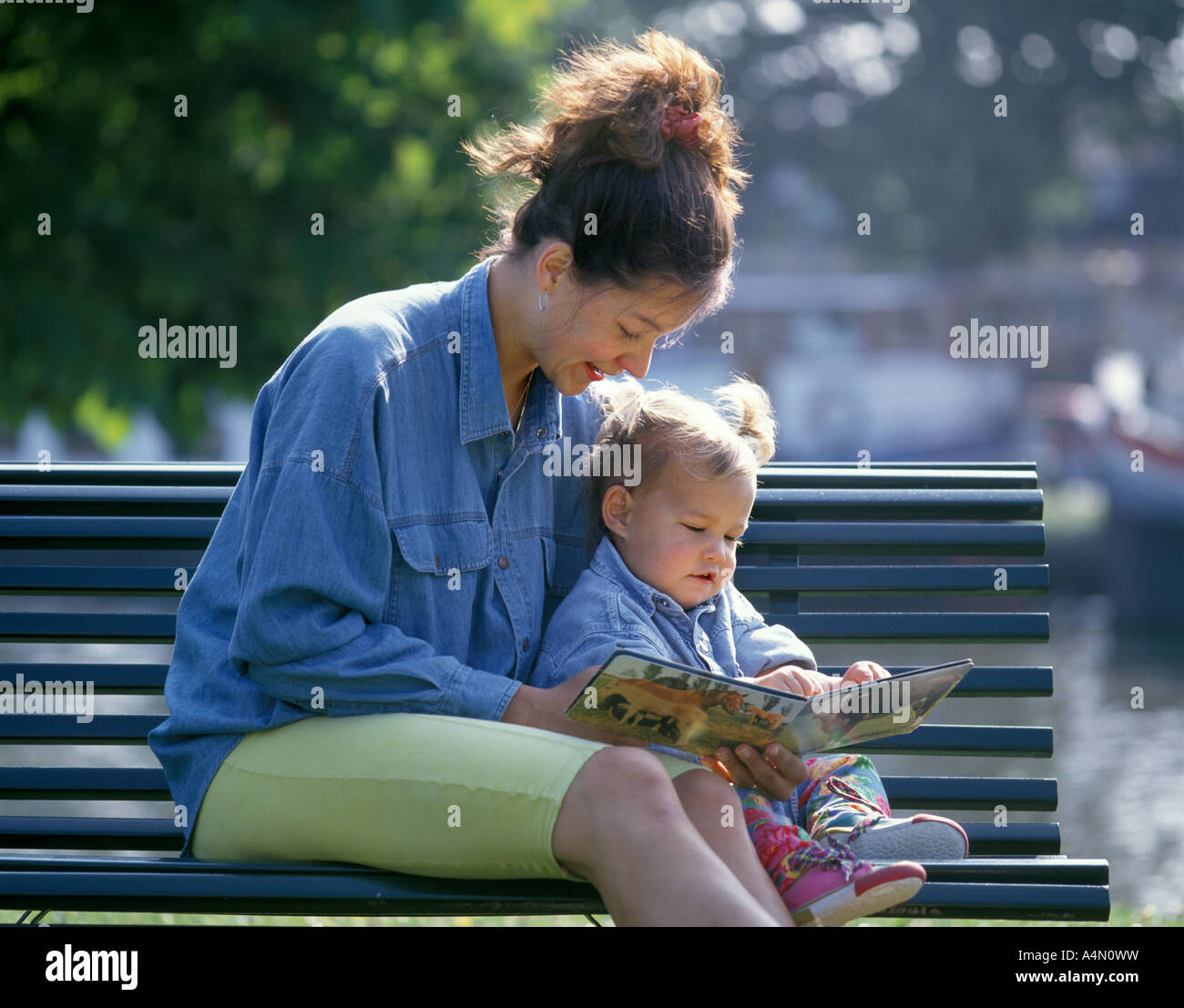 Mutter und Kind ein Buch im Park Stockfoto