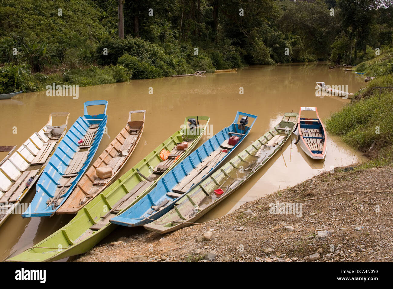 Malaysia Borneo Sarawak Pelagus River George Longhouse Dorf lange Boote Stockfoto