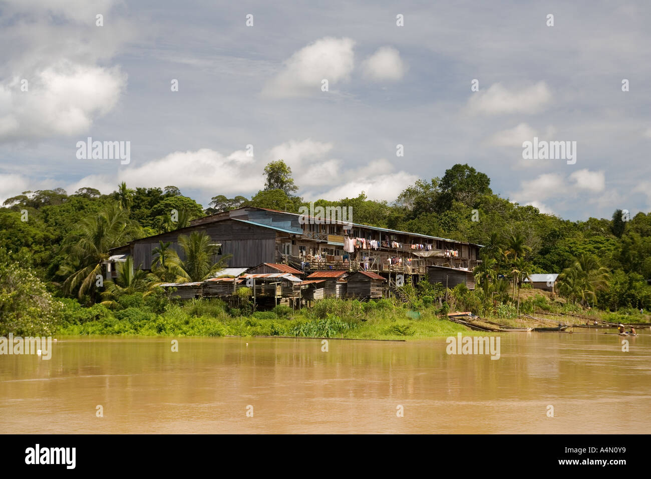 Malaysia Borneo Sarawak Rejang River am Flussufer Langhaus oben Pelagus Stromschnellen Stockfoto
