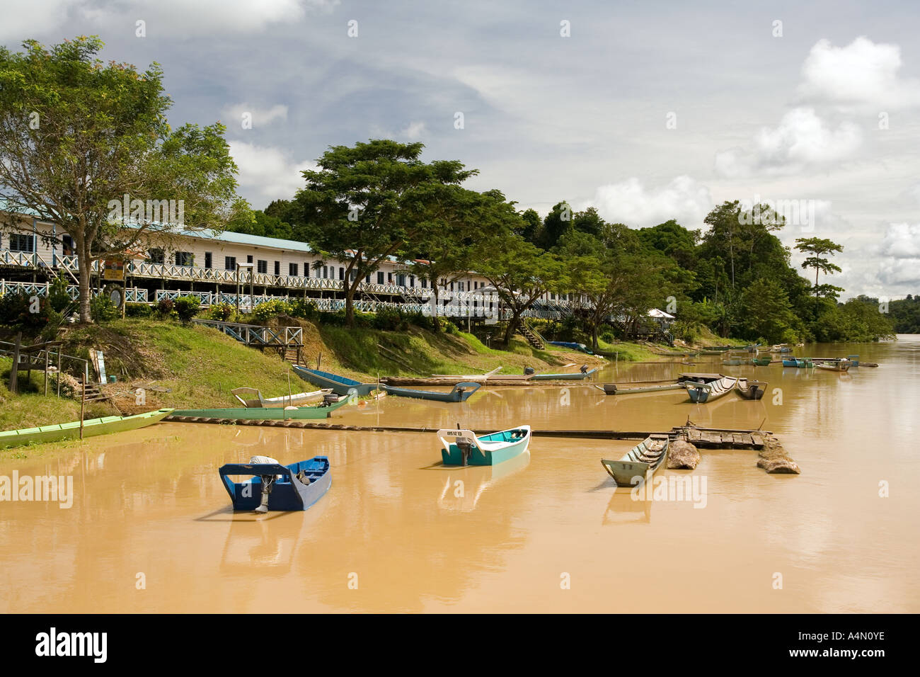 Malaysia Borneo Sarawak Rejang River Langhaus oben Pelagus Stromschnellen mit Langbooten Stockfoto