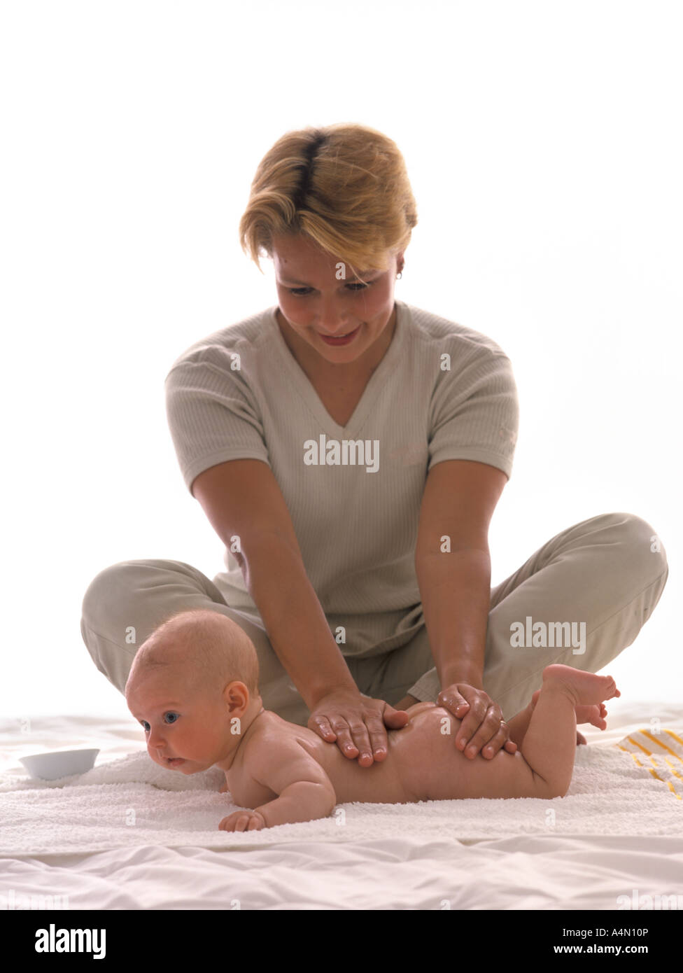 Mutter neugeborenes Baby-Massagen Stockfoto