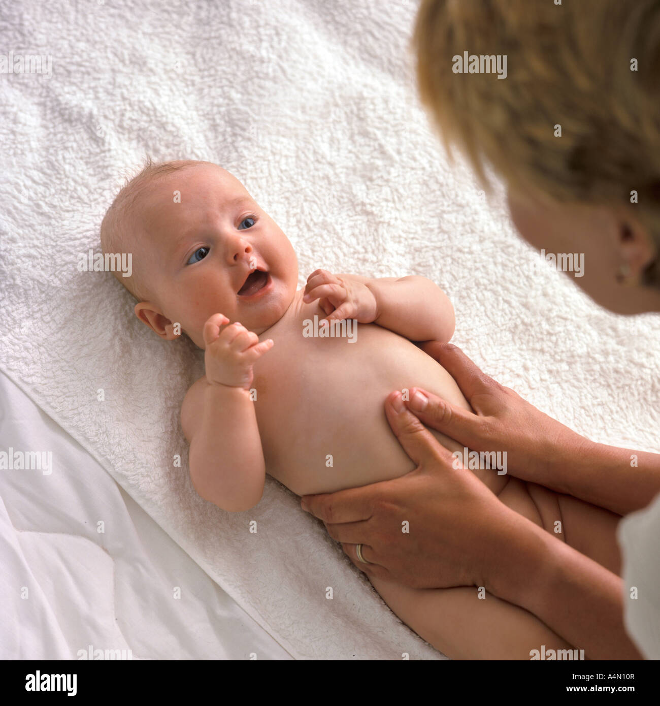 Mutter neugeborenes Baby-Massagen Stockfoto