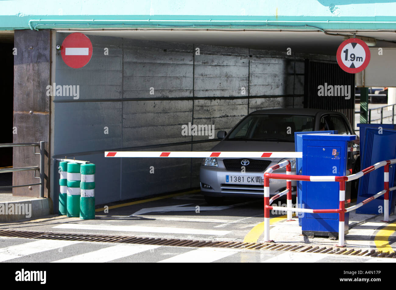 silbernen Toyota Auto sitzen am Fahrkartenautomat an Schranke am Eingang zum Parkplatz Santa Cruz-Teneriffa-Kanarische Inseln-Spanien Stockfoto