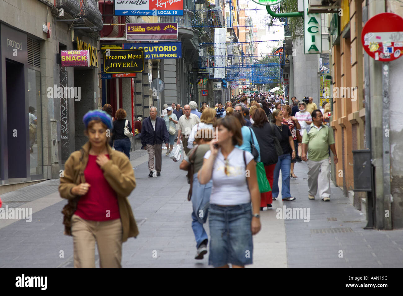 Fußgänger gehen Sie die geschäftige shopping Straße Ramblas in Santa Cruz De Tenerife-Kanarische Inseln-Spanien Stockfoto