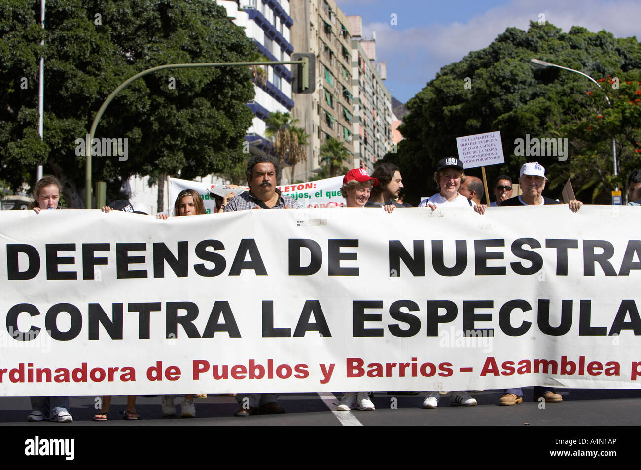 Spanische Demonstranten zu demonstrieren, zu Fuß mit breiten spanische Sprache Banner in Santa Cruz-Teneriffa-Kanarische Inseln-Spanien Stockfoto