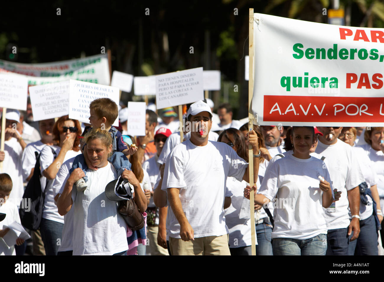 Spanische Demonstranten zeigen, halten Plakate und Banner in Santa Cruz-Teneriffa-Kanarische Inseln-Spanien Stockfoto