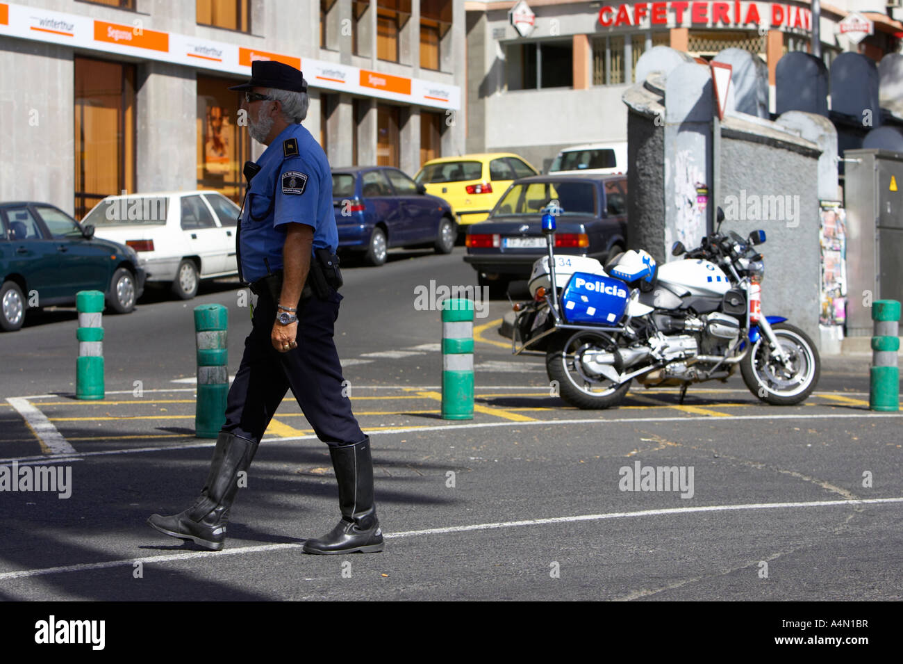 spanische Policia lokale Polizisten im Dienst der Verkehr mit Fahrrad geparkt auf der Seite der Straße in Santa Cruz Tenerife Stockfoto