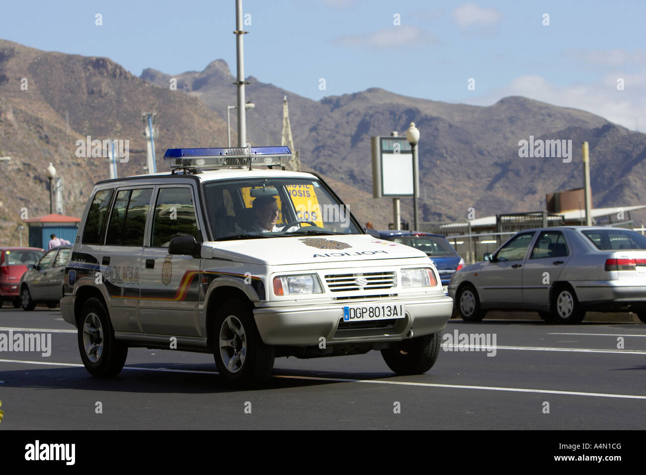 weißen Suzuki Jeep spanische Polizeiauto mit Policia Offizier Straße in Santa Cruz-Teneriffa-Kanarische Inseln-Spanien Stockfoto