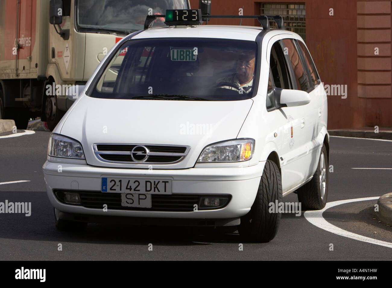 weißes Taxi mit kostenlosen Anmeldung drehen am Kreisverkehr in Santa Cruz De Tenerife-Kanarische Inseln-Spanien Stockfoto