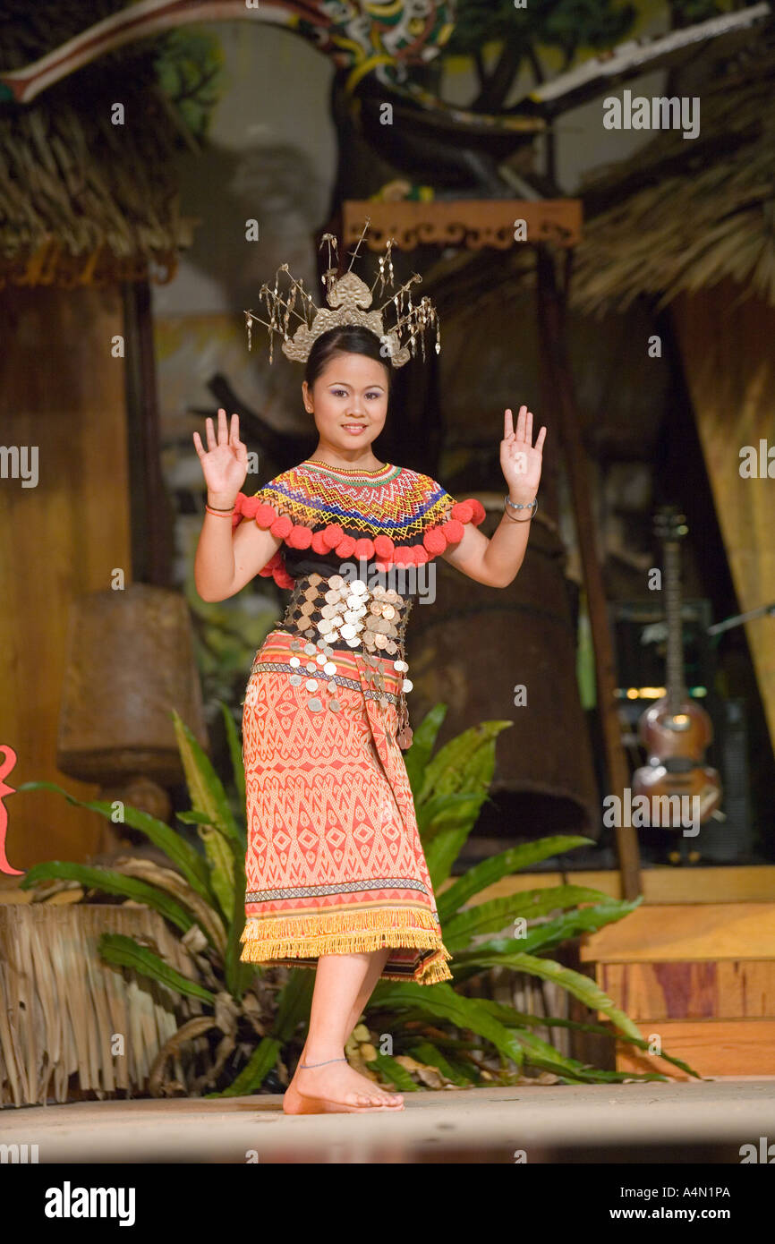 Malaysia Borneo Sarawak Cultural Village Iban Frau Ngajat Pahlawan Tanz Stockfoto