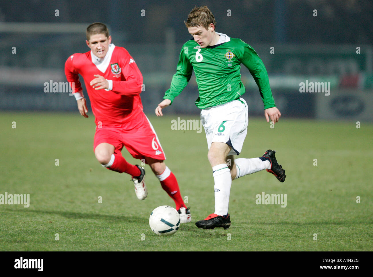 Steve Davis 6 wird gejagt von Wales Carl Robinson bei internationalen Freundschaftsspiel zwischen Nordirland und Wales Stockfoto