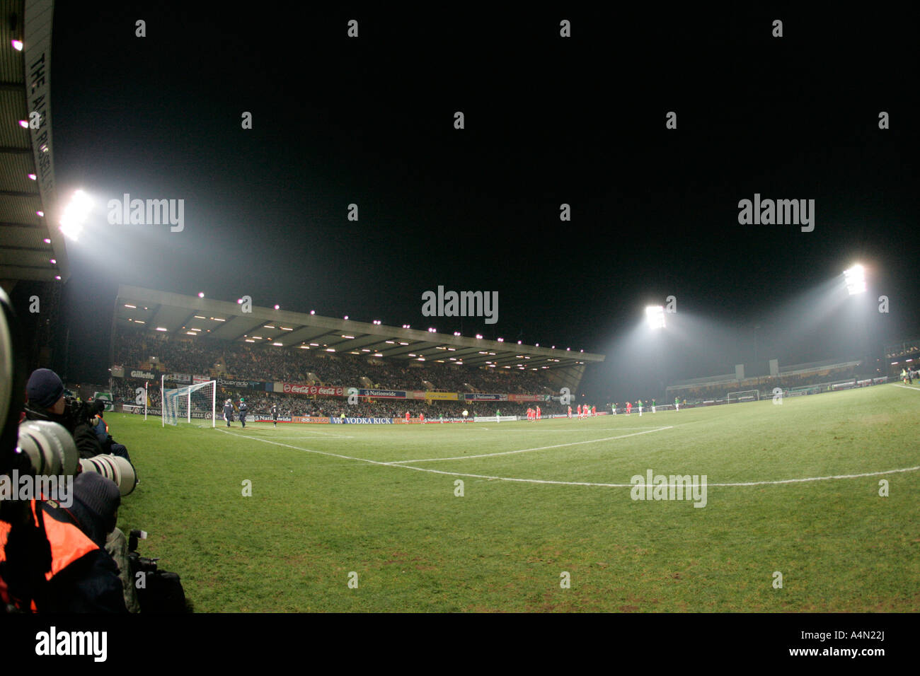 Fotografen und Tonhöhe Seite mit Blick auf die Südtribüne im Flutlicht während internationale Freundschaftsspiele Windsor park, belfast Stockfoto
