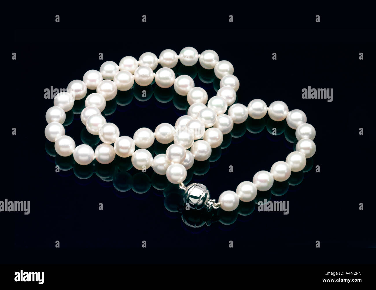 Perlenkette auf dunklem Hintergrund Stockfoto
