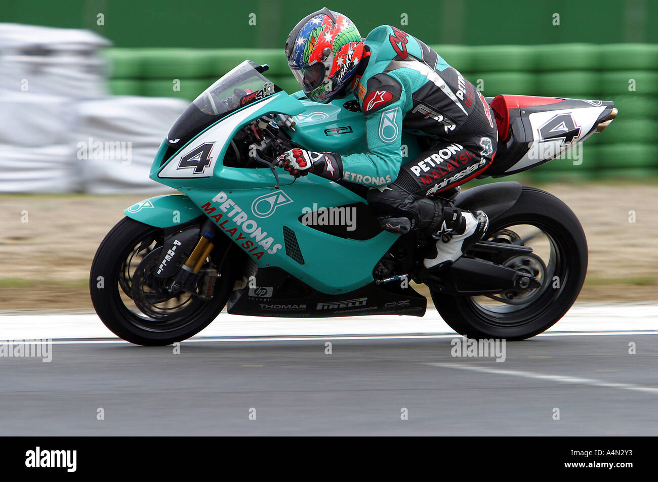 Troy Corser beenden der letzten Schikane in Misano in einem 2003 World Superbike-Rennen Stockfoto