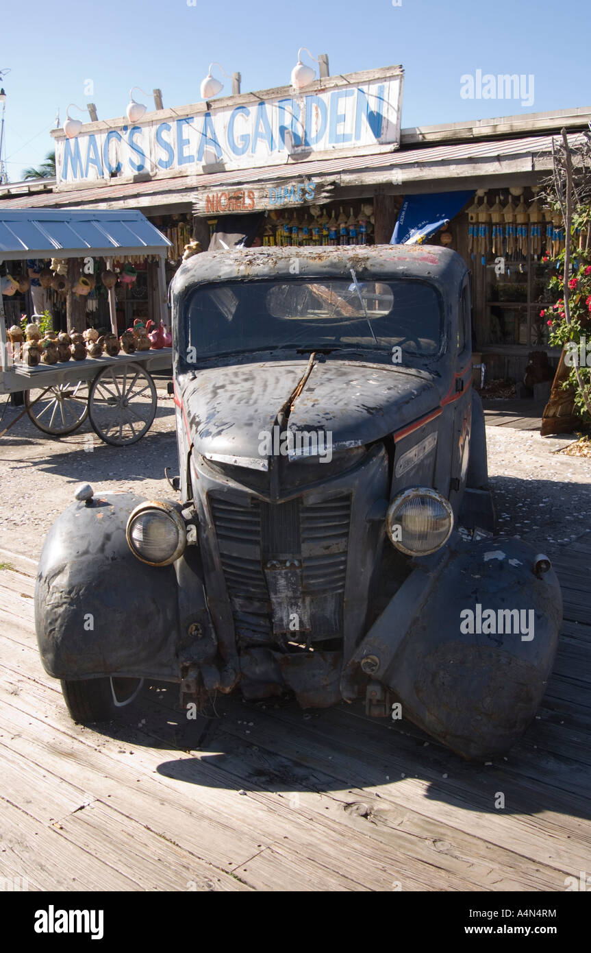 Eine alte 40er Chevrolet Pick-up-Truck zur Werbung für Macs Meeresgarten in Key West Florida Stockfoto