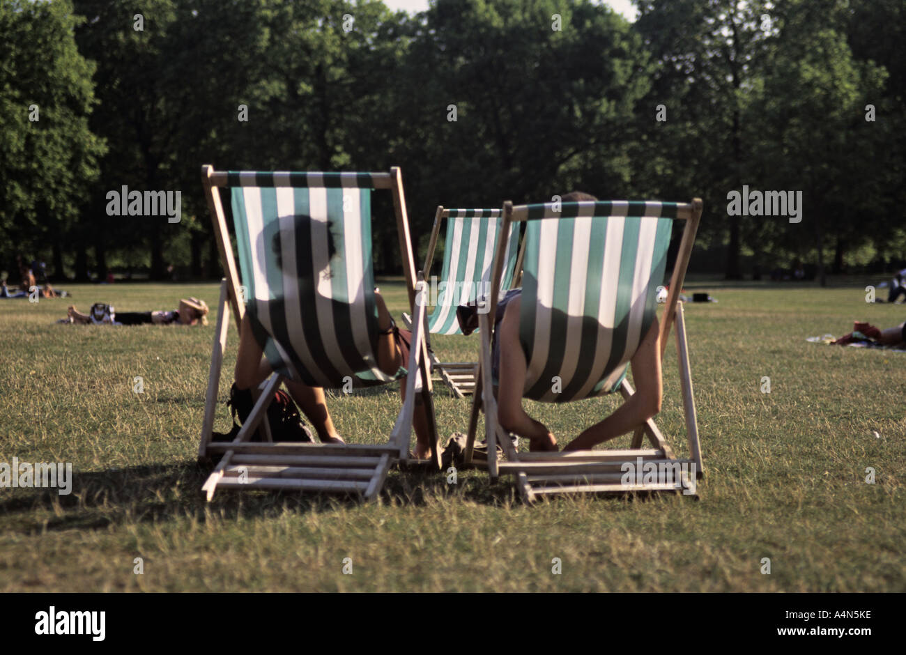 UK ENGLAND LONDON Liegestühle am Green Park in Westminster Stockfoto