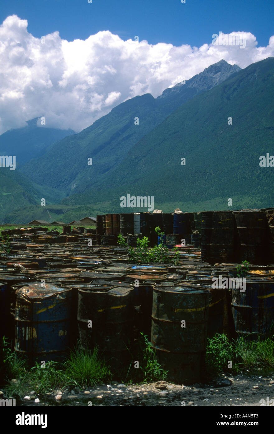 China Yunnan Tiger Leaping Gorge Fässer Teer für neue Straße die Schlucht Stockfoto