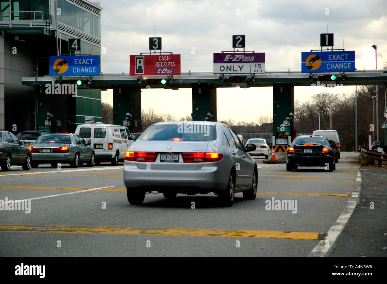 Autos ziehen in eine Mautstelle auf Autobahn mautpflichtig parkway Stockfoto