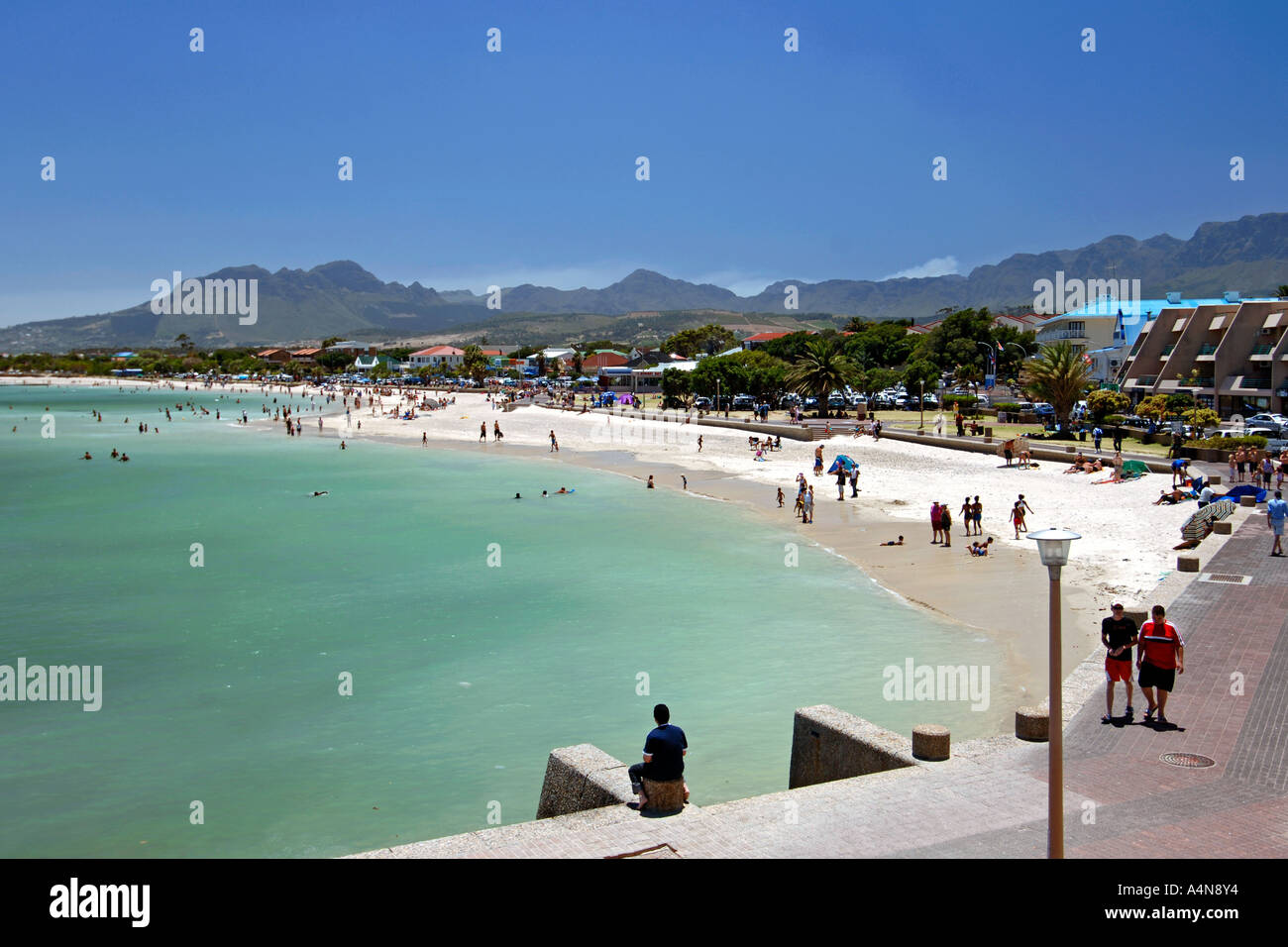 Die Berge und den Strand von Gordons Bay in der Nähe von Kapstadt