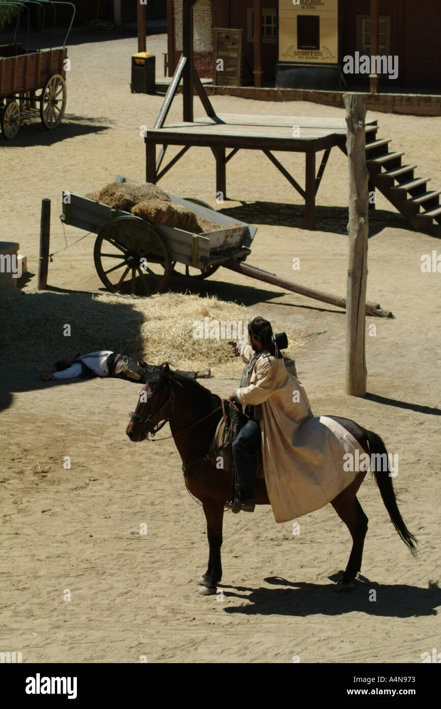 Mann auf einem Pferd, gekleidet wie ein Cowboy auf einem Wild-West-Film-set Stockfoto