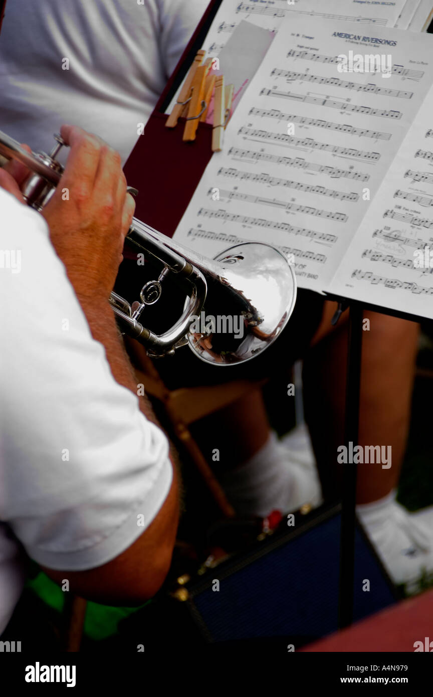 Musiker spielen Silber Trompete in der Band mit Noten auf Stand kein Gesicht sichtbar Stockfoto