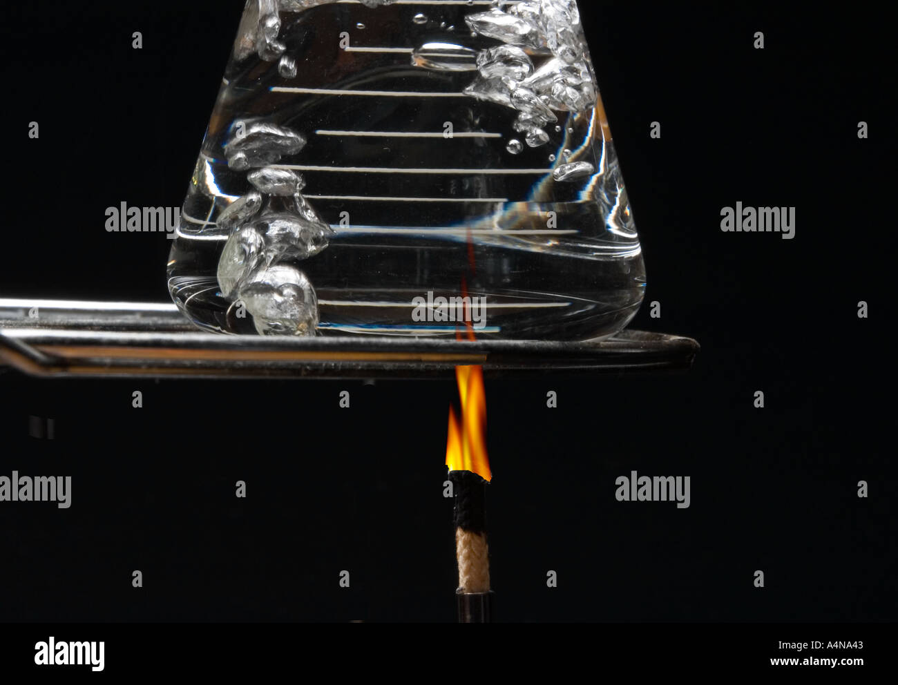 Wasser kocht in Labor-Kolben über Bunsenbrenner erhitzt Stockfoto