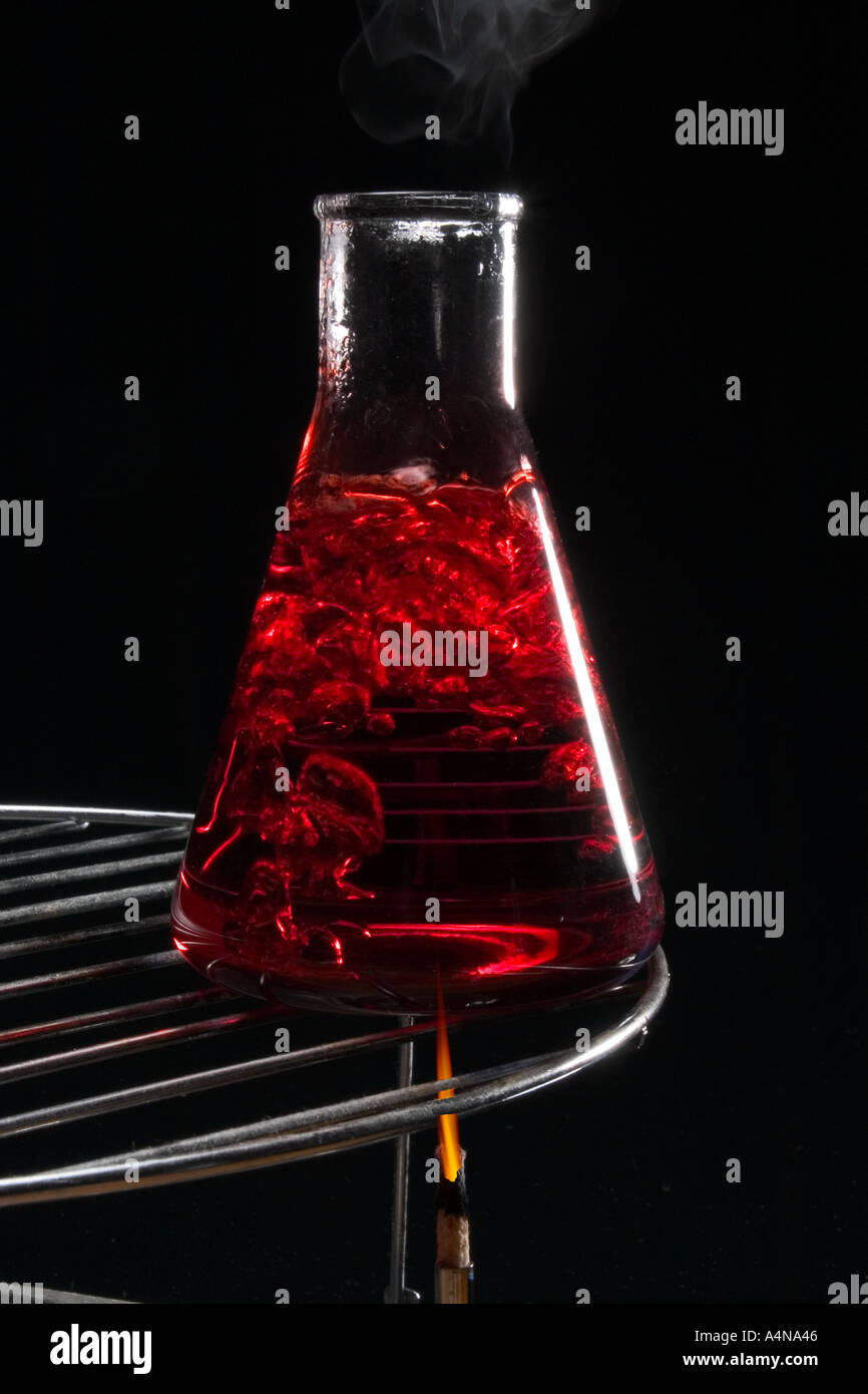 Wasser kocht in Lab-Kolben über Bunsenbrenner Stockfoto