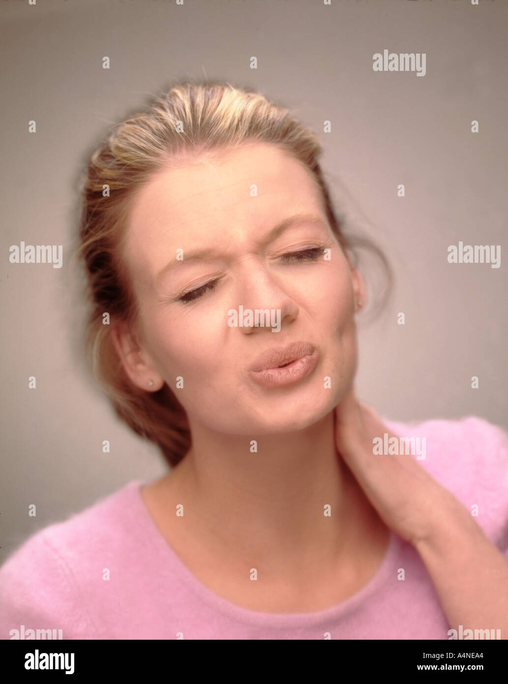 junge Frau mit ihren Hals Schmerzen Stockfoto