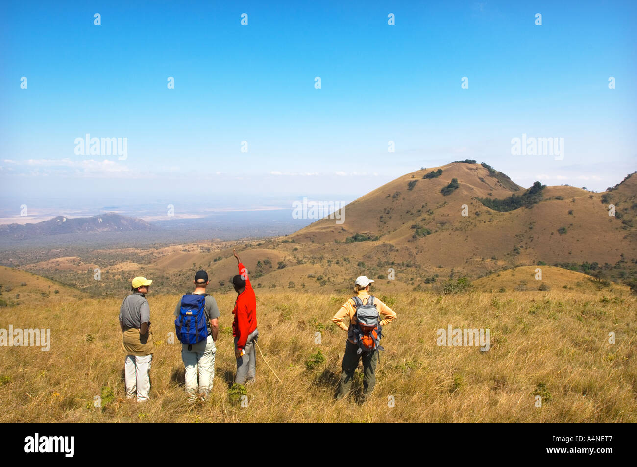 Menschen zu Fuß in die buntesten bunten Landschaften von den CHYULU MOUNTAINS Nationalpark Nationalpark Kenia in Ostafrika Stockfoto