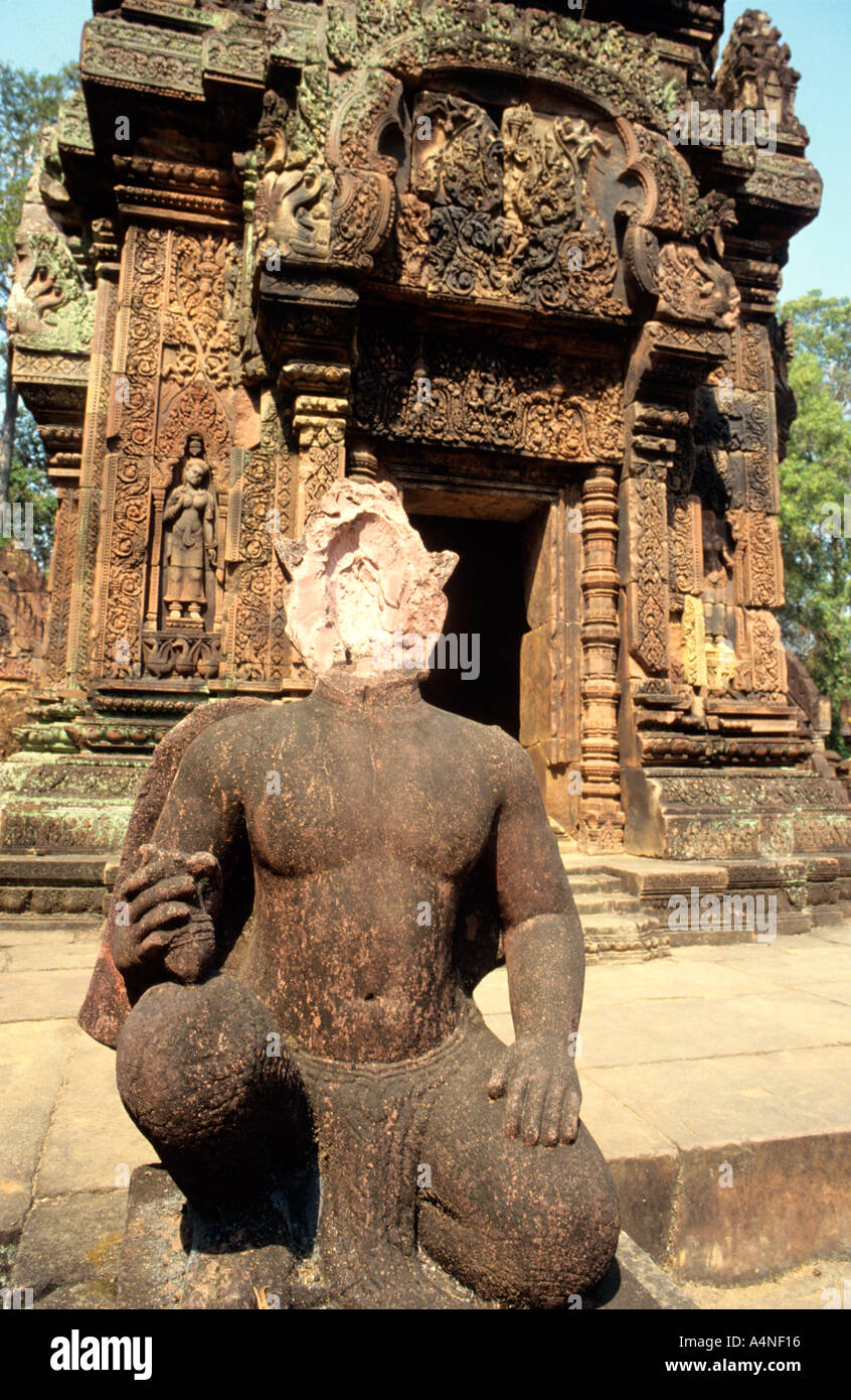 Fehlenden Kopf aus rosa Sandstein Skulptur in Angkor Komplex Tempel von Bantay Srei gestohlen um den skrupellosen Sammler zu verkaufen Stockfoto