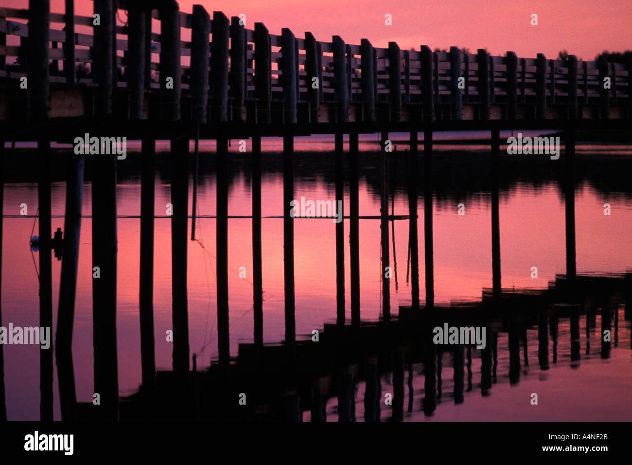 Silhouette Promenade als Sonnenuntergang am Le Pays De La sagouins Buctouche New Brunswick Kanada Nordamerika Stockfoto