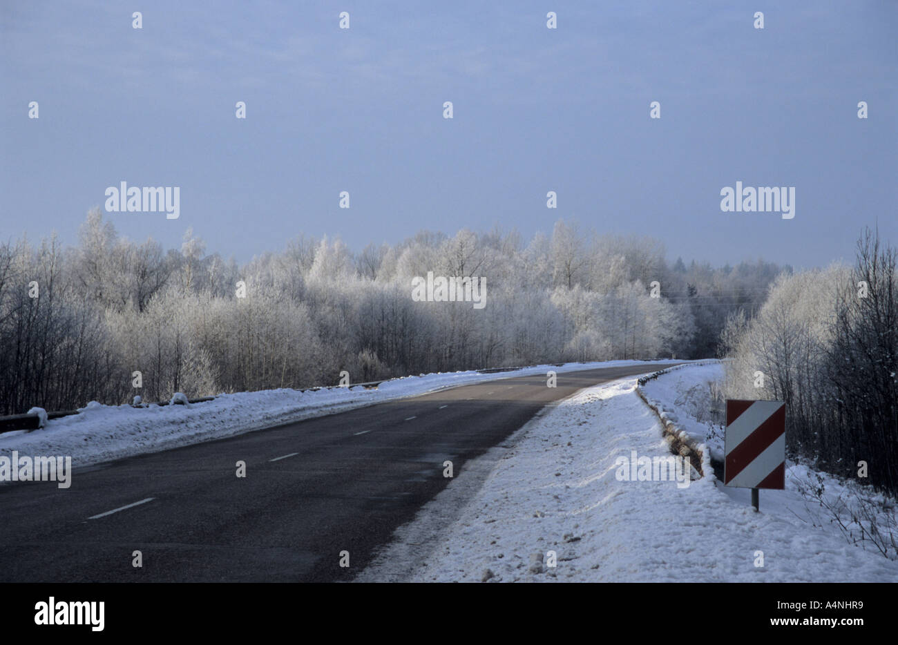 Leere Landschaft Straße in Kurland Lettland Stockfoto