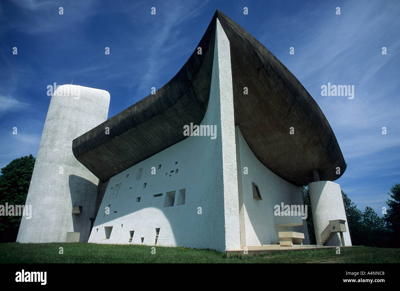 Le Corbusier Notre Dame du Haut Ronchamp. Leichte Hauptturm auf der linken Seite; Kanzel und Altar auf der rechten Seite. Stockfoto