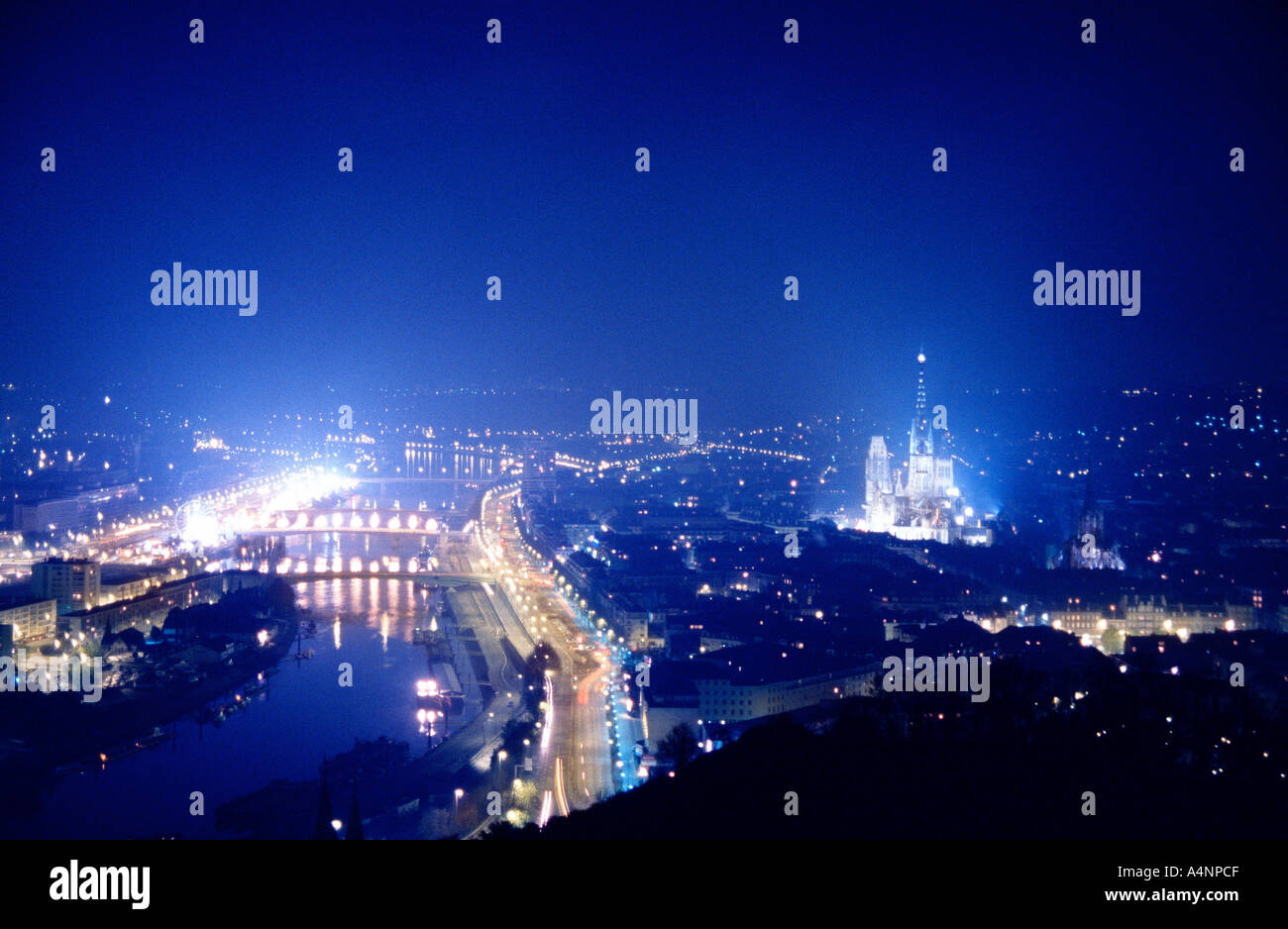 Rouen-Panorama bei Nacht Stockfoto