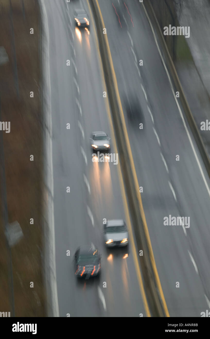 Verkehr auf Straße USA an einem regnerischen Tag April 2005 Stockfoto