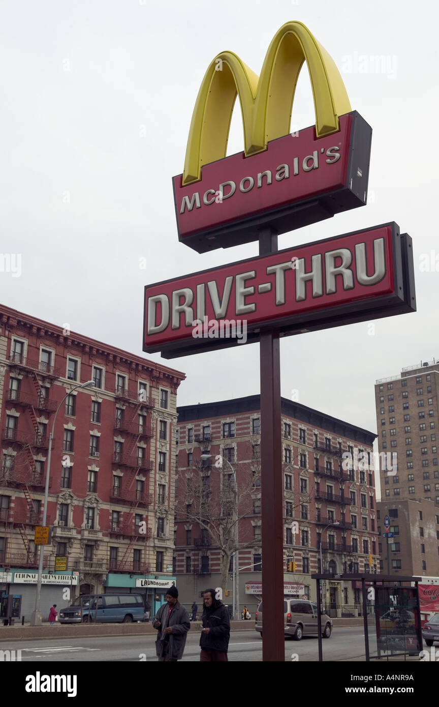 Zeichen eines McDonald s Fast-Food-Restaurants in Harlem New York USA April 2005 Stockfoto