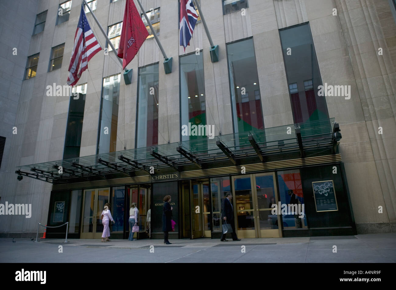 Eingang zum Auktionshaus Christie 20 Rockefeller Plaza in New York USA April 2005 Stockfoto