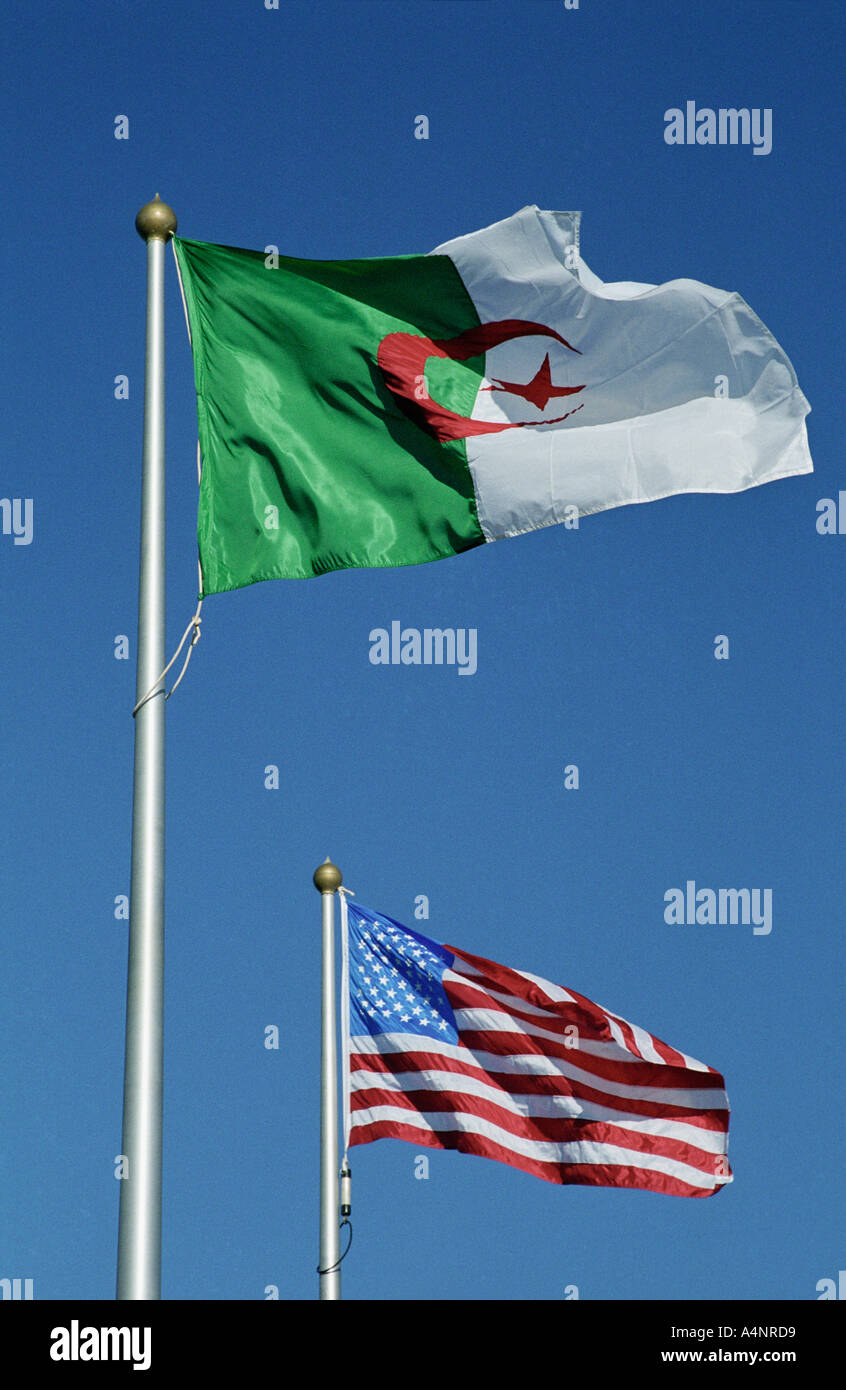 Algerische und amerikanischen Fahnen flattern im Wind gegen den blauen Himmel an einem sonnigen Tag 2001 Stockfoto
