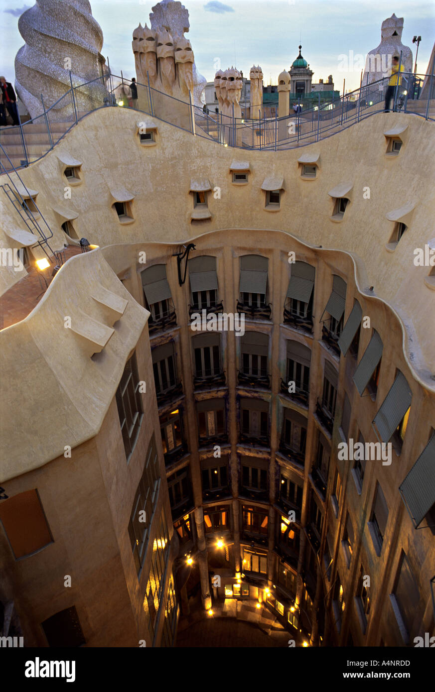 Antoni Gaudi, Casa Mila, La Pedrera, Barcelona, Spain.Roofline und Kamine. Blick auf den Innenhof. Stockfoto